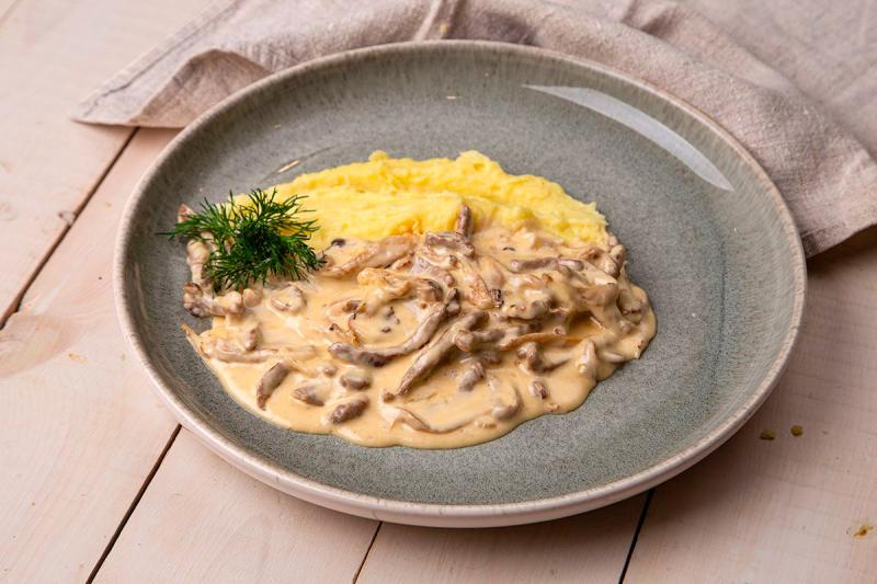 Бефстроганов с пюре из картофеля и цветной капусты